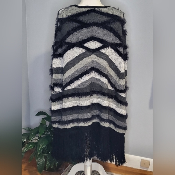 BCBGMaxAzria Soft Abstract Knit Poncho Cape with Black Fringe Detail - Size S/M - Picture 4 of 12